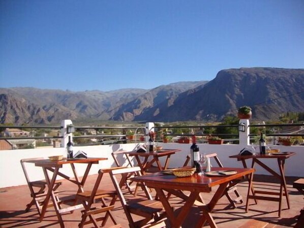 Outdoor dining - Hostal Mirador del Valle (Cafayate)
