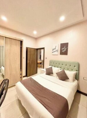 Iron/ironing board, WiFi, bed sheets