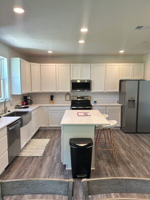 Refrigerador, microondas, horno, placa de cocina