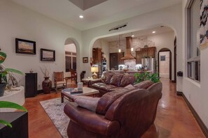 Smart TV, fireplace, DVD player, printers - Resort Style S/W Home on 3 Acres. Views, Pool, Outdoor Fireplace (Bulverde)