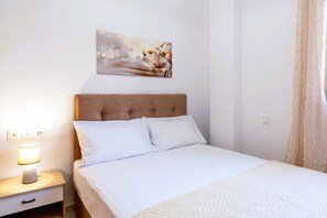 2 chambres, bureau, fer et planche à repasser, lit de bébé portatif