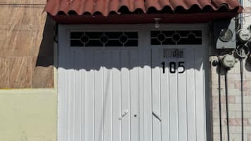 Vista frontal de la propiedad