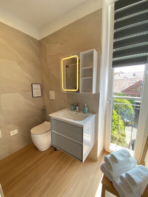 Douche, sĂšche-cheveux, serviettes fournies, savon