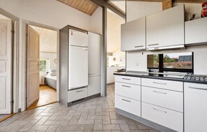 Fridge, stovetop, dishwasher, coffee/tea maker - 2 bedroom nice home in Juelsminde (Juelsminde)