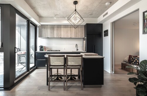 Private Room in Art, Loft Style Condo in Toronto!