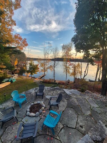 Waterfront 3-Bedroom Cottage with Hot Tub, Fire Pit, Kayaks