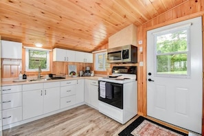 Jääkaappi, mikroaaltouuni, uuni, liesi