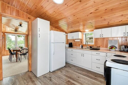 Waterfront 3-Bedroom Cottage with Hot Tub, Fire Pit, Kayaks