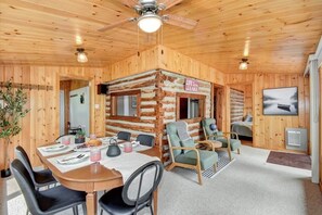Dining - Waterfront 3-Bedroom Cottage with Hot Tub, Fire Pit, Kayaks (Ontario)