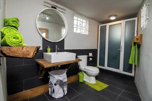 Serviettes fournies, papier toilette