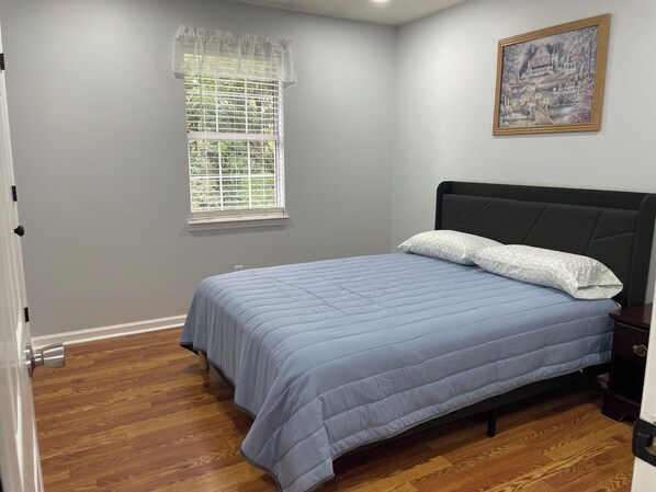 3 habitaciones, tabla de planchar con plancha, wifi y ropa de cama 