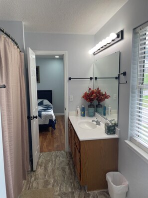 Secadora de cabello, toallas, jabón, papel de baño 