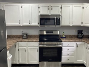 Mikrowelle, Ofen, Herdplatte, Geschirrspüler