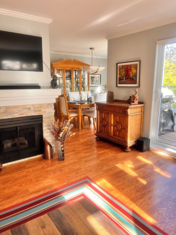 Smart TV, fireplace - 6 month WINTER rental of personal home in East Beach, White Rock, BC, Canada (White Rock)