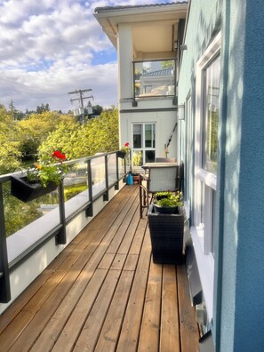Terrace/patio - 6 month WINTER rental of personal home in East Beach, White Rock, BC, Canada (White Rock)