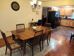Dining - Spacious 5-bedroom house just 2 blocks from downtown Cody (Cody)