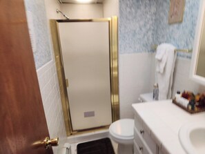 Shower, jetted bath, hair dryer, towels - Spacious 5-bedroom house just 2 blocks from downtown Cody (Cody)