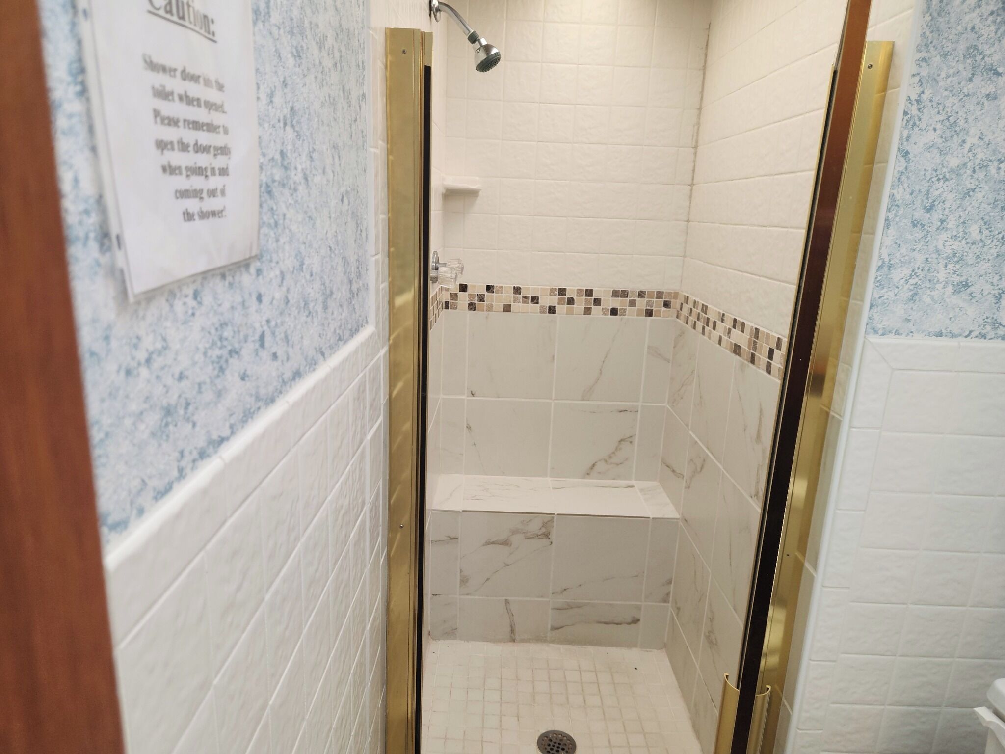 Shower, jetted bath, hair dryer, towels