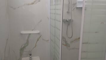 Asciugacapelli, asciugamani, sapone, carta igienica