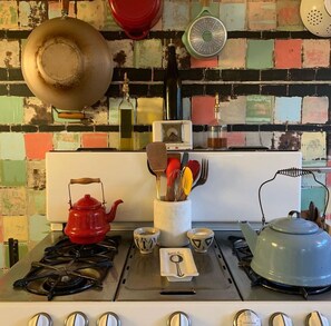Refrigerador, horno, parrilla de estufa y cafetera y tetera