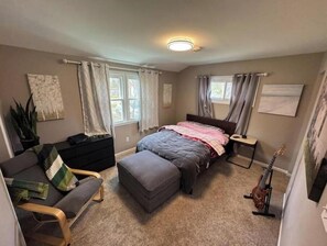 3 bedrooms, iron/ironing board, WiFi, bed sheets