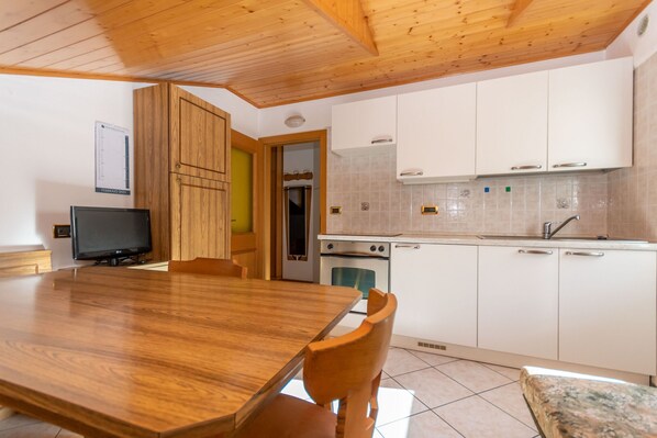 ثلاجة، فرن، ماكينة لصنع القهوة/الشاي، مستلزمات طهي/أطباق/أوعية