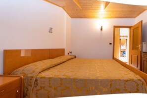 1 bedroom, bed sheets