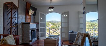 Casa com Lareira Wi-fi e Varanda com Vista