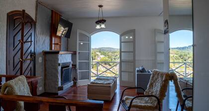 Casa com Lareira Wi-fi e Varanda com Vista