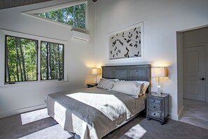 5 soverom, skrivebord, strykejern/-brett og reiseseng for barn