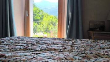 1 bedroom, desk, travel cot, free WiFi