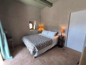 1 bedroom, desk, travel cot, free WiFi