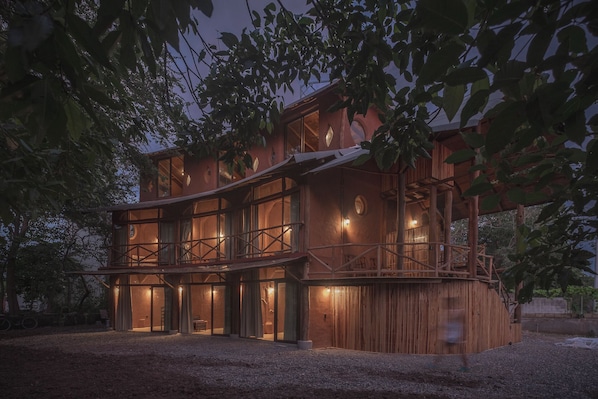 Vista frontal de la propiedad