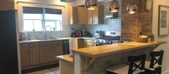 Beautiful 4-bedroom,2 Story house in downtown Indianapolis: WIFI, AC, firepit,