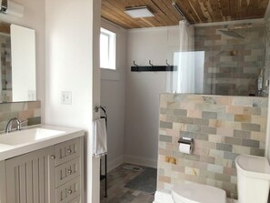 Een douche, een bubbelbad, een haardroger, handdoeken