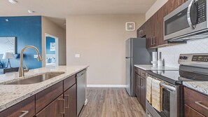 Apartemen, 1 kamar tidur | Dapur pribadi | Lemari es besar, microwave, kompor, dan mesin pencuci piring
