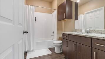 Apartment, 1 Bedroom | Bathroom | Combined shower/bathtub, free toiletries, hair dryer, towels