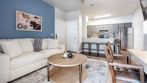 Appartement, 2 chambres | Coin séjour | TV connectée de 40 pouces avec chaînes numériques
