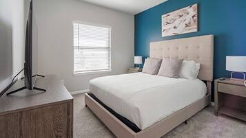 Appartement, 2 slaapkamers | Individueel gedecoreerd, individueel gemeubileerd, een bureau