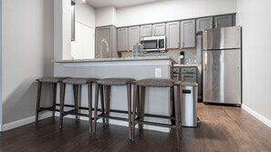 Departamento, 2 habitaciones | Cocina privada | Refrigerador con congelador, microondas y parrilla de estufa 