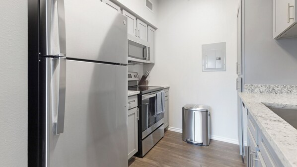 Departamento | Cocina privada | Refrigerador con congelador, microondas y parrilla de estufa