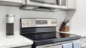 Appartement | Cuisine privée | Réfrigérateur grande capacité avec congélateur, four à micro-ondes
