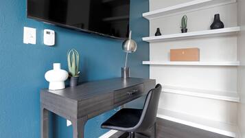 Apartemen | Area keluarga | Smart TV 50-inci dengan saluran TV digital