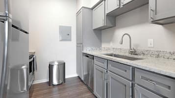 Apartemen | Dapur pribadi | Lemari es besar, microwave, kompor, dan mesin pencuci piring