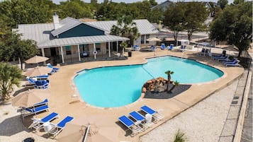 Kolam renang outdoor musiman