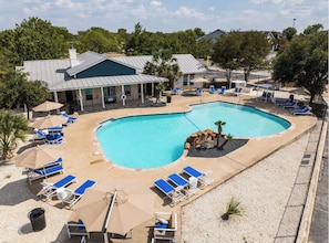 Una piscina al aire libre