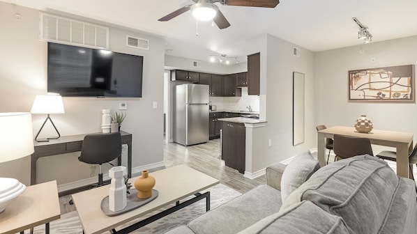 Appartement, 2 chambres | Coin séjour | TV connectée de 50 pouces avec chaînes numériques