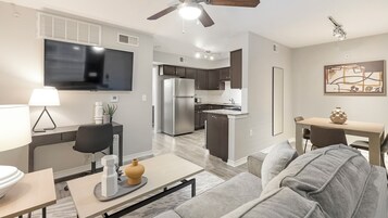 公寓, 2 间卧室 | 起居区 | 50-英寸智能电视（配备数码频道）