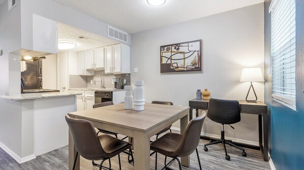 Apartamento, 1 habitación | Cocina privada | Frigorífico grande, microondas, placa de cocina y lavavajillas