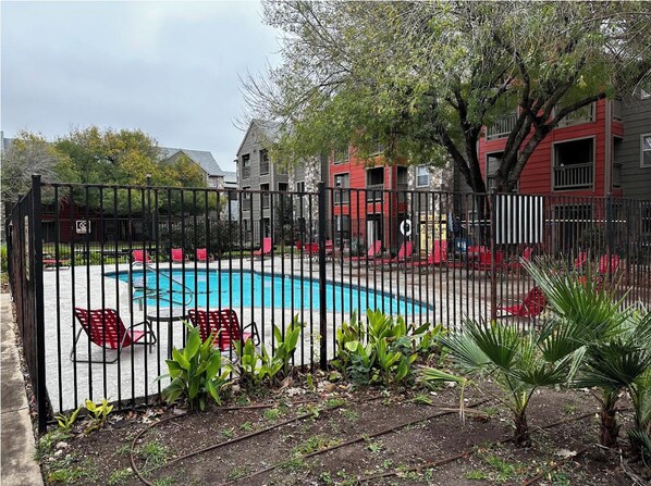 Una piscina al aire libre